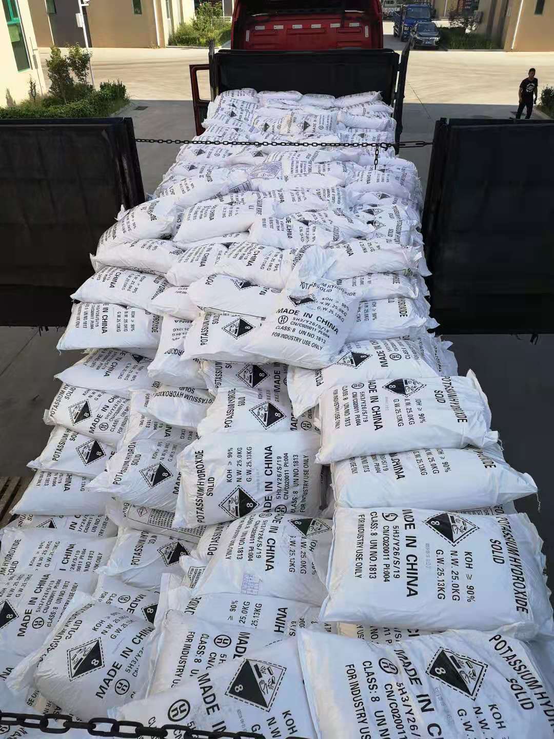 氫氧化鉀變成黑色的原因是什么？